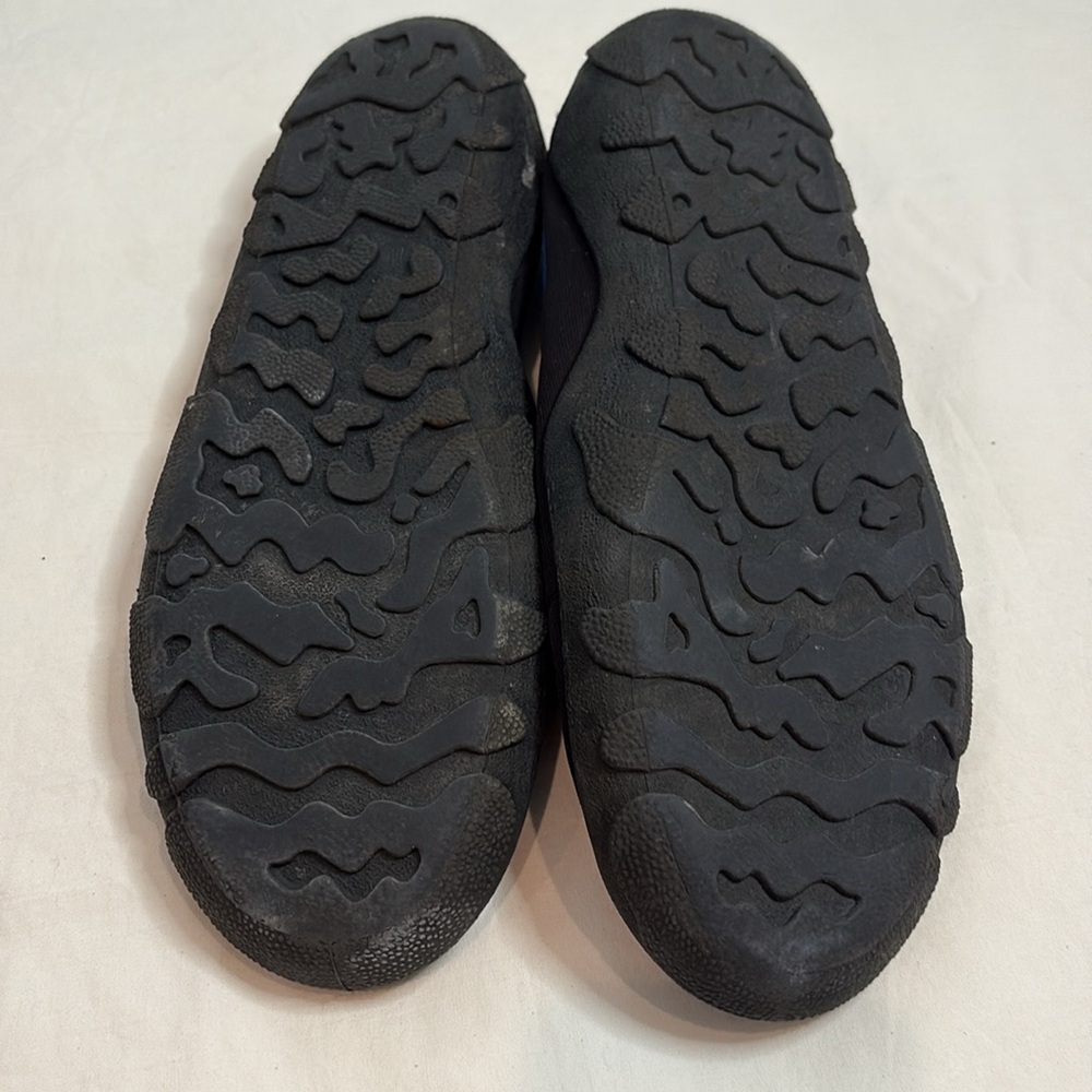 Black and Blue Slip-On Water Shoes. Size 11 - Picture 8 of 9